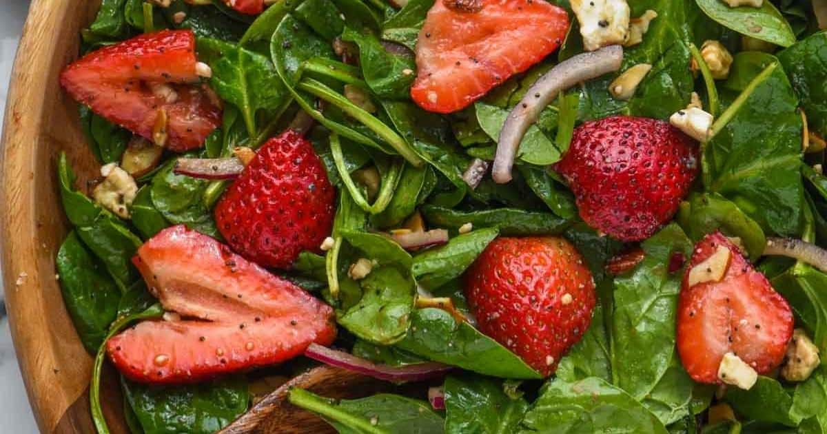 Easy Strawberry Spinach Salad: A Refreshing Crowd-Pleaser